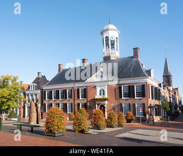 Il vecchio municipio della città di dokkum nella provincia olandese della Frisia sul soleggiato mattina d'estate Foto Stock