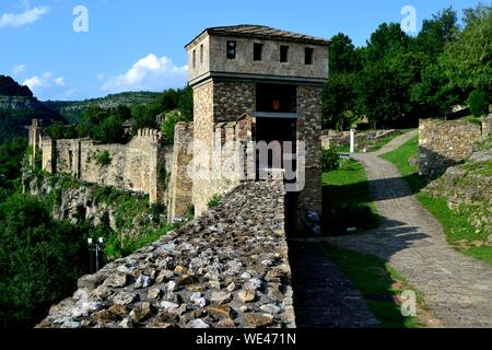 Torre di vigilanza - Tsarevets Fotress a Veliko Tarnovo - Balkan mountais - Bulgaria Foto Stock