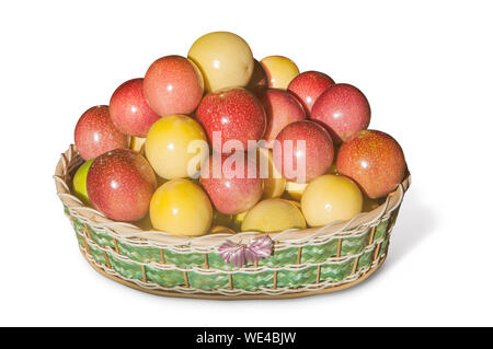 Frutti della passione nel cesto di vimini Foto Stock