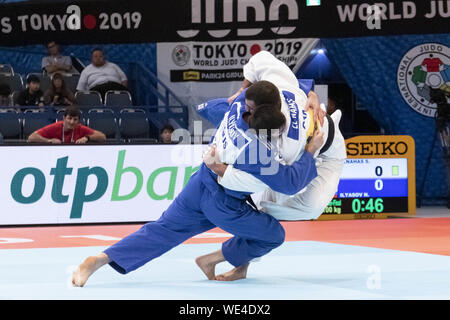 Tokyo, Giappone. Il 30 agosto, 2019. Niyaz Ilyasov (RUS) combatte contro la Shady Elnahas (CAN) durante il quarto di finale di uomini -100 kg categoria al mondo campionati di Judo Tokyo 2019 nel Nippon Budokan. Il mondo dei campionati di Judo è trattenuto dal 25 agosto al 1 settembre. Credito: Rodrigo Reyes Marin/ZUMA filo/Alamy Live News Foto Stock