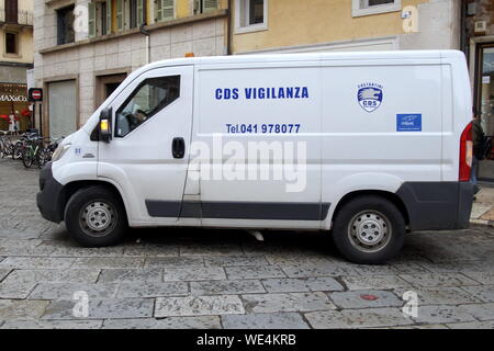 Verona, Italia - 29 Aprile 2019: CD italiano di vigilanza privata e sicurezza patrol van passando nel centro di Verona. Foto Stock