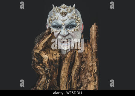 Uomo con spine sulla faccia Foto Stock