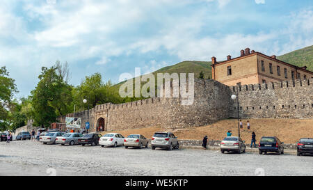 Shaki, Azerbaigian Agosto 24, 2019 l'ingresso nel territorio di Sheki khan palace Foto Stock