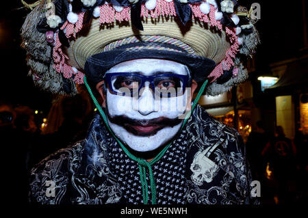 La gente celebra, Halloween, Old Compton Street, Soho, Londra, Gran Bretagna. Foto Stock