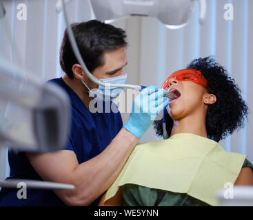 Donna paziente al dentista pratica privato. Foto Stock