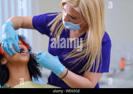 Donna paziente al dentista pratica privato. Foto Stock