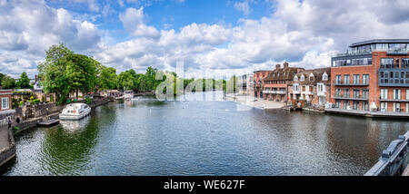 5 Giugno 2019: Windsor, Inghilterra - Panorama del Fiume Tamigi a Windsor, guardando a monte dal Windsor città ponte. Foto Stock