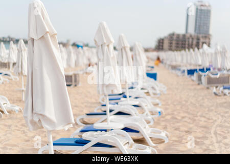 Ombrelloni bianchi sul mar nero beach in Bulgaria sunny beach Foto Stock