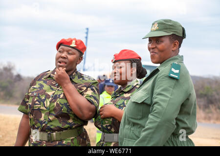 Mbabane, Swaziland - Agosto 31, 2017: tre donne africane officer in berretto rosso e verde uniforme di Umbutfo Swaziland Defence Force (USDF) Foto Stock