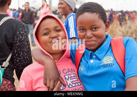 Mbabane, Swaziland - Agosto 31, 2017: due sorridenti africana di belle ragazze giovani abbracciare all'aperto sul popolo celebra Umhlanga rito sfondo Foto Stock