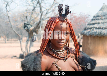 Otjikandero Villaggio Himba, Namibia - 8 Settembre 2017: Bella himba ragazza giovane con la nazionale di acconciatura tradizionali, anelli, collane e bracciali Foto Stock