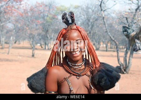 Otjikandero Villaggio Himba, Namibia - 8 Settembre 2017: Bella himba ragazza giovane con la nazionale di acconciatura tradizionali, anelli, collane e bracciali Foto Stock