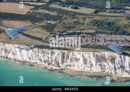 Una United States Air Force B2 Spirito, attualmente dispiegati a RAF Fairford nel Gloucestershire, vola sopra la campagna inglese nei pressi di Dover con due RAF F-35 getti. Per la prima volta, Royal Air Force F-35 getti fulmini sono state conducendo integrazione flying training con la B-2 Spirito bombardieri stealth della United States Air Force come parte della loro distribuzione per RAF Fairford nel Gloucestershire, UK. Il USAF distribuzione dell'B-2Õs da il bombardiere Task Force Europa è pianificato a lungo. Mentre dispiegato per il Regno Unito il velivolo sarà condotta una serie di attività di formazione in Europa. Durante la distribuzione Foto Stock