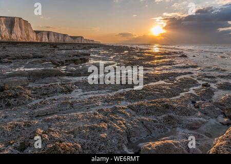 Francia, Somme, Ault, tramonto su scogliere a Ault, la bassa marea scopre l'altopiano gessoso mangiata dal mare e le pietre focaie che diventeranno i ciottoli Foto Stock