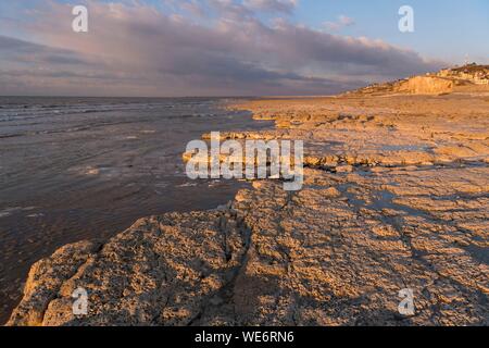 Francia, Somme, Ault, il villaggio sulla sua rupe nella luce del tramonto la bassa marea scopre l'altopiano gessoso mangiata dal mare e le pietre focaie che sono a filo Foto Stock