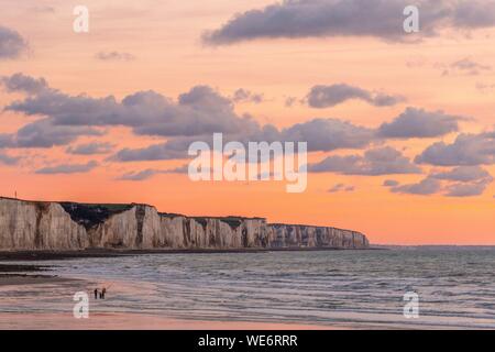 Francia, Somme, Ault, pescatori sulla spiaggia di Ault come al crepuscolo si abbassa gradualmente Foto Stock