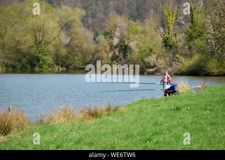 Francia, Meurthe e Mosella, Villey Saint Etienne, Valle Terrouin un salto nella Moselle, pescatori giovane Foto Stock