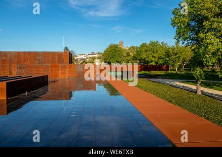 Francia, Aveyron, Rodez, il Museo Soulages, progettato dagli architetti catalano RCR associato Passelac & Roques e la cattedrale di Notre Dame Foto Stock