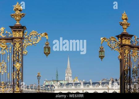 Francia, Meurthe et Moselle, Nancy Stanislas square (ex piazza Reale) costruito da Stanislas Lescynski, re di Polonia e ultimo duca di Lorena nel XVIII secolo, elencato come patrimonio mondiale dall UNESCO, ringhiere e strada lampada Iron Works da Jean Lamour, Petit Pavillon (Piccole Pavillion) e il campanile di Saint Epvre basilica in background Foto Stock