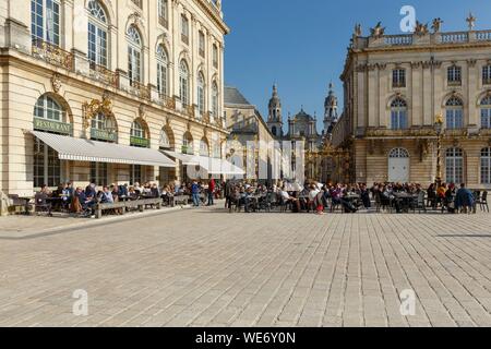 Francia, Meurthe et Moselle, Nancy Stanislas square (ex piazza Reale) costruito da Stanislas Lescynski, re di Polonia e ultimo duca di Lorena nel XVIII secolo, elencato come patrimonio mondiale dall' UNESCO, terrazza e le facciate del Grand Hotel de la Reine e del municipio, lampioni e ringhiere ferriere di Jean Lamour, la cattedrale di Notre Dame de l'Annunciazione cattedrale in background Foto Stock