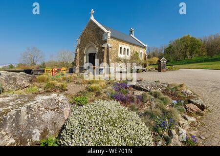 Francia, Meurthe et Moselle, VILLERS LES NANCY, Sainte Valerie la cappella e il Alpinum in Jean Marie Pelt giardino botanico che si affaccia sulla città di Nancy Foto Stock