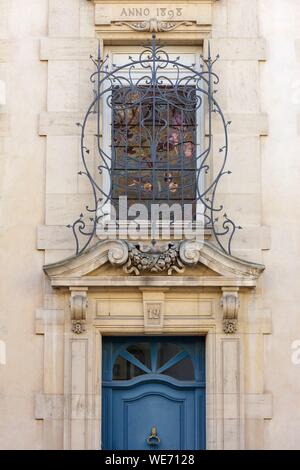 Francia, Meurthe et Moselle, Nancy, Art Nouveau, porta in vetro colorato parte vetrataed facciata di begonie street Foto Stock