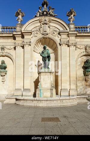 Francia, Meurthe et Moselle, Nancy, statua di Jacques Callot sul luogo Vaudemont (Vaudemont square) vicino alla Piazza Stanislas (ex piazza Reale) costruito da Stanislas Lescynski, re di Polonia e ultimo duca di Lorena nel XVIII secolo, elencato come patrimonio mondiale dall' UNESCO Foto Stock