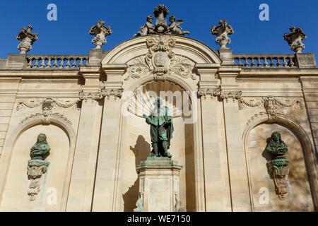 Francia, Meurthe et Moselle, Nancy, statua di Jacques Callot sul luogo Vaudemont (Vaudemont square) vicino alla Piazza Stanislas (ex piazza Reale) costruito da Stanislas Lescynski, re di Polonia e ultimo duca di Lorena nel XVIII secolo, elencato come patrimonio mondiale dall' UNESCO Foto Stock