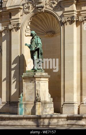 Francia, Meurthe et Moselle, Nancy, statua di Jacques Callot sul luogo Vaudemont (Vaudemont square) vicino alla Piazza Stanislas (ex piazza Reale) costruito da Stanislas Lescynski, re di Polonia e ultimo duca di Lorena nel XVIII secolo, elencato come patrimonio mondiale dall' UNESCO Foto Stock