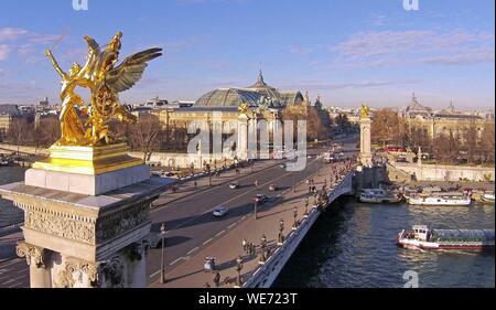 Francia, Parigi, zona elencata come patrimonio mondiale dall' UNESCO, il Grand Palais e il Ponte Alexander III inaugurato nel 1900 per l'Esposizione Universale Foto Stock
