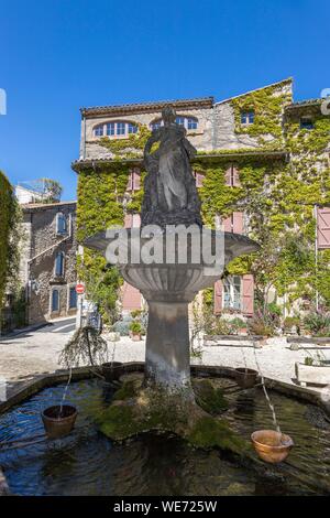 Francia, Vaucluse, riserva naturale regionale del Luberon, Saignon, place de la Fontaine Foto Stock