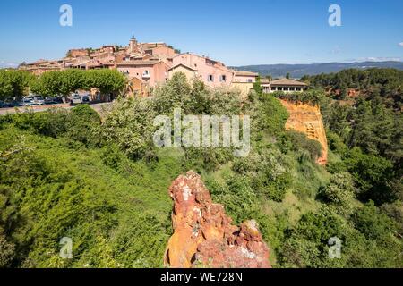 Francia, Vaucluse, parco naturale regionale del Luberon, Roussillon, etichettato i più bei villaggi di Francia con roccia ocra in primo piano Foto Stock