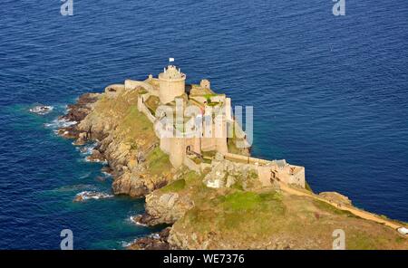 Francia, Cotes d'Armor, Plevenon, Fort La Latte, castello fortificato sul Pointe de la Latte (vista aerea) Foto Stock