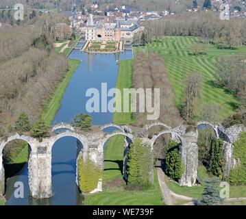 Francia, Eure et Loir, Chateau de Maintenon, Maintenon acquedotto, pezzo semilavorato di arte, costruito sotto il regno di Luigi XIV, attraversando la valle di Eure (vista aerea) Foto Stock