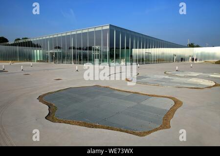 Francia, Pas de Calais, lente, la lente del Louvre museo creato dall'architettura giapponese agenzia SANAA e architetti Celia Imrey e Tim Culbert, foyer, vista esterna Foto Stock