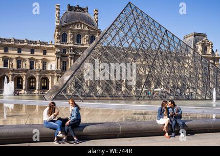 Francia, Parigi, zona elencata come patrimonio mondiale dall' UNESCO, il museo del Louvre, la Piramide del Louvre dall'architetto Ieoh Ming Pei Foto Stock