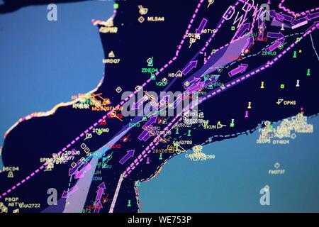 Francia, Pas de Calais, Audinghen, Cap Gris Nez, a croce (regionale il monitoraggio operativo e centro di salvataggio) del capo Gris Nez, in tempo reale su schermi, il traffico nello stretto di Pas de Calais Foto Stock