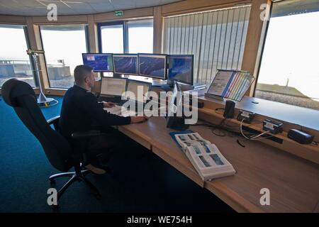 Francia, Pas de Calais, Audinghen, Cap Gris Nez, operatore della Croce (regionale il monitoraggio operativo e centro di salvataggio) del capo grigio Nez il monitoraggio in tempo reale sui suoi schermi il traffico nello stretto dal Pas de Calais Foto Stock