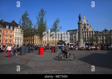 Francia, Nord, Lille, Place du General de Gaulle o Grand Place con la statua della dea sulla sua colonna Foto Stock