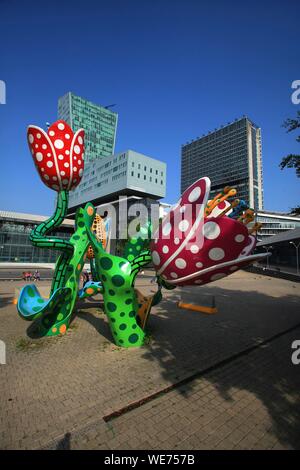 Francia, Nord, Lille, Euralille distretto, Esplanade François Mitterrand, i tulipani di Shangri La, scultura permanente di Yayoi Kusama Foto Stock