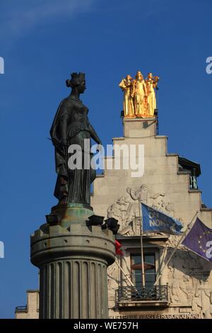 Francia, Nord, Lille, Grand Place di Lilla, la colonna della dea è un memoriale, inaugurato il 8 ottobre del 1845, nel centro della Grand Place de Lille Foto Stock