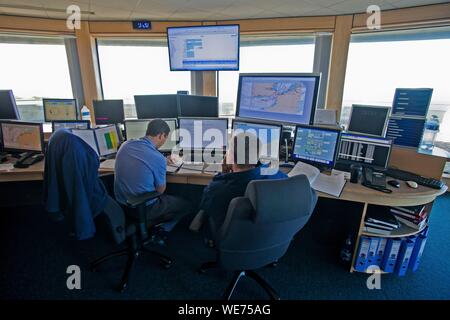 Francia, Pas de Calais, Audinghen, Cap Gris Nez, operatore della Croce (regionale il monitoraggio operativo e centro di salvataggio) del capo grigio Nez il monitoraggio in tempo reale sui suoi schermi il traffico nello stretto dal Pas de Calais Foto Stock