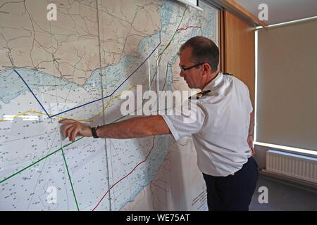 Francia, Pas de Calais, Audinghen, Cap Gris Nez, signor Jerome Peres ufficiale di guardia a croce (Regionale Centro operativo per le attività di sorveglianza e di soccorso) di grigio del capo Nez Foto Stock