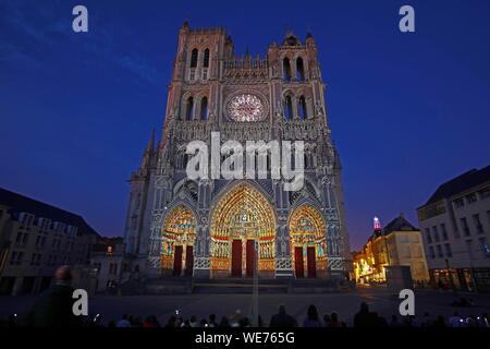 Francia, Somme, Amiens, Notre Dame d'cattedrale di Amiens elencati come patrimonio mondiale dall' UNESCO, spettacolo di suoni e luci sulla facciata della cattedrale Foto Stock