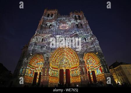 Francia, Somme, Amiens, Notre Dame d'cattedrale di Amiens elencati come patrimonio mondiale dall' UNESCO, spettacolo di suoni e luci sulla facciata della cattedrale Foto Stock