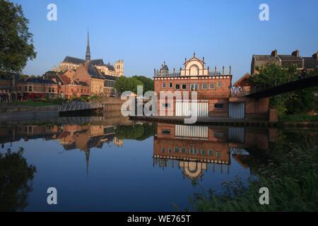 Francia, Somme, Amiens, la cattedrale di Notre Dame d'Amiens elencati come patrimonio mondiale dall'UNESCO, la base nautica di Amiens sulle rive della Somme e il ponte Samarobriva (Samarobriva è il nome della città di Amiens nel gallo-romana ) Foto Stock