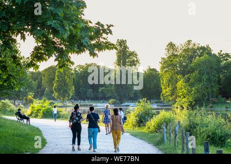 Francia, Parigi, lungo il GR® Parigi 2024, metropolita di lunga distanza sentiero escursionistico creato a sostegno di Parigi offerta per il 2024 Giochi Olimpici, lago Daumesnil, Bois de Vincennes Foto Stock