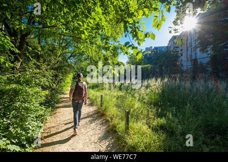 Francia, Parigi, lungo il GR® Parigi 2024, metropolita di lunga distanza sentiero escursionistico creato a sostegno di Parigi offerta per il 2024 Giochi Olimpici, Bel-Air distretto, Charles-Péguy square Foto Stock