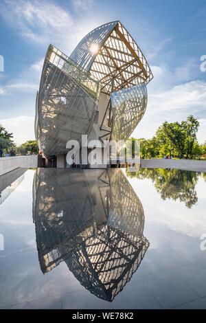 Francia, Parigi, lungo il GR® Parigi 2024, metropolita di lunga distanza sentiero escursionistico creato a sostegno di Parigi offerta per il 2024 Giochi Olimpici, il Bois de Boulogne, Louis Vuitton Foundation progettato dall architetto Frank Gehry Foto Stock