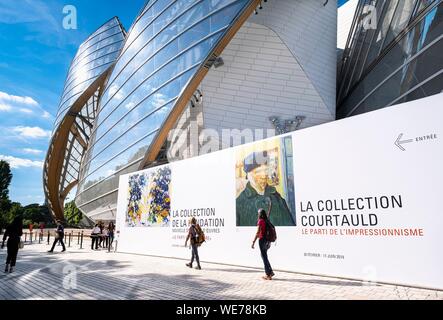 Francia, Parigi, lungo il GR® Parigi 2024, metropolita di lunga distanza sentiero escursionistico creato a sostegno di Parigi offerta per il 2024 Giochi Olimpici, il Bois de Boulogne, Louis Vuitton Foundation progettato dall architetto Frank Gehry Foto Stock